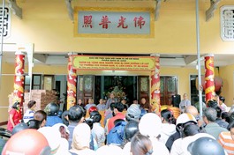 Ni trưởng Thích nữ Từ Nhẫn, Trưởng Phân ban Ni giới TP.HCM động viên người dân tại Đà Nẵng