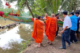 Chùa Trà Sất hạ thủy ghe ngo chuẩn bị tham gia hội thi truyền thống