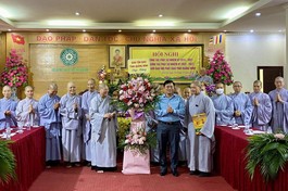 Lãnh đạo Ban Tôn giáo tỉnh tặng hoa chúc mừng hội nghị của Phân ban Ni giới tỉnh