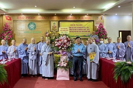 Lãnh đạo Ban Tôn giáo tỉnh tặng hoa chúc mừng hội nghị của Phân ban Ni giới tỉnh