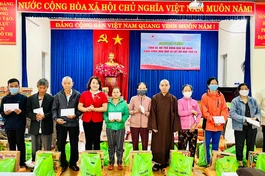 Các tự viện tỉnh Bình Phước kết hợp Hội Chữ thập đỏ tỉnh trao quà tại Đà Nẵng