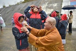 Tặng áo ấm cho trẻ em vùng biên giới 
