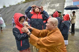 Tặng áo ấm cho trẻ em vùng biên giới 