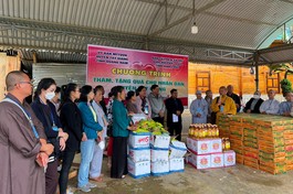 Vĩnh Long: Ban Từ thiện - Xã hội Phật giáo tỉnh trao 500 phần quà ở vùng biên giới Lào