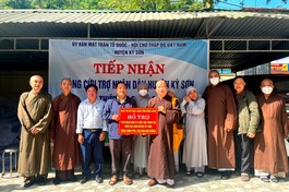 Ban Trị sự GHPGVN tỉnh Vĩnh Long hỗ trợ đồng bào bị lũ quét tại huyện Kỳ Sơn - Ảnh: Ban TT-TT Phật giáo VL