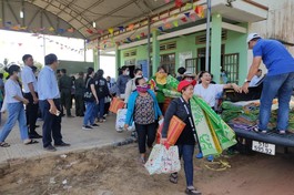 Phật tử thiền viện Vạn Hạnh, chùa Phổ Đà, Xuân An trao quà đến bà con khó khăn