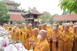 Đảnh lễ Giác linh Trưởng lão Hòa thượng tại bảo tháp trong khuôn viên Nam Thiên Nhất Trụ