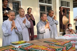 Ban Từ thiện - Xã hội Phật giáo TP.Vũng Tàu, chùa Từ Đàm động viên bà con vượt qua khó khăn