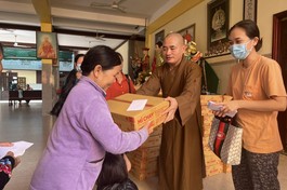 Đại đức Thích An Quang, trụ trì chùa Minh Hiệp trao quà đến những hộ khó khăn tại địa phương