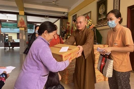 Đại đức Thích An Quang, trụ trì chùa Minh Hiệp trao quà đến những hộ khó khăn tại địa phương