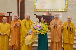 Thượng tọa Thích Thanh Phong, đại diện chư tôn đức Ban Trị sự tặng hoa, tri ân bà Trần Kim Yến tại Việt Nam Quốc Tự