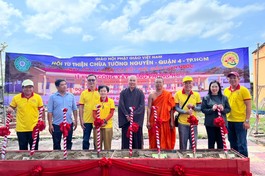 Đại đức Thích Minh Phú, cùng đại diện chùa Tăng Du khởi công 3 phòng học cho các vị sư sãi, học sinh người Khmer