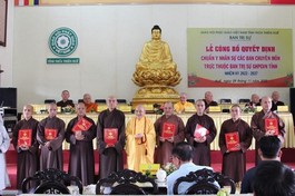 Hòa thượng Thích Khế Chơn trao quyết định chuẩn y nhân sự đến các ban chuyên môn