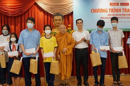 Hòa thượng Thích Giác Toàn và đại diện đơn vị tài trợ học bổng trao học bổng cho học sinh