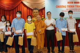 Hòa thượng Thích Giác Toàn và đại diện đơn vị tài trợ học bổng trao học bổng cho học sinh