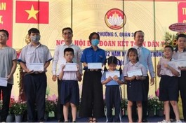 Lãnh đạo địa phương và đại diện Ngân hàng Agribank - VPĐD khu vực miền Nam trao học bổng cho học sinh 