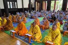 Chư Tăng trì tụng kinh cúng dường nhân lễ húy nhất thứ 15 Hòa thượng Thích Từ Mãn