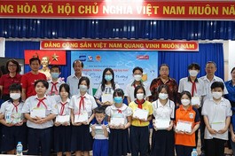 Đại diện các đơn vị tài trợ và UBND phường 12, quận 5 cùng các em học sinh nhận học bổng - Ảnh: Tuấn Nguyễn