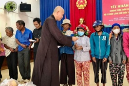 Thiền tự Trúc Lâm Viên Giác (Khánh Hòa) trao quà đến những hộ khó khăn