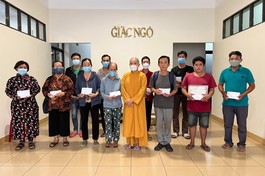 Các bệnh nhân khó khăn nhận tiền ủng hộ của bạn đọc, mạnh thường quân