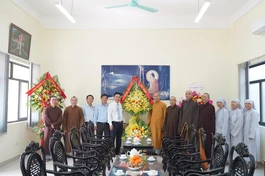Lãnh đạo Ban Tôn giáo tỉnh tặng hoa chúc mừng Học viện Phật giáo VN tại Huế