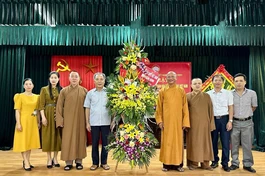 Hoà thượng Thích Quảng Hà thay mặt Ban Thường trực Ban Trị sự đã trao tặng lẵng hoa chúc mừng Ủy ban MTTQVN tỉnh