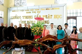 Lãnh đạo Ban Tôn giáo tỉnh Bình Dương tặng hoa chúc mừng Trường Trung cấp Phật học tỉnh