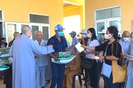 Phật giáo Trà Vinh trao 400 suất quà đến người mù tại Thừa Thiên Huế