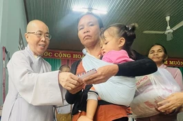 Ni trưởng Thích nữ Như Dung trao quà đến hộ khó khăn
