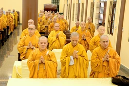 Chư Tăng đảnh lễ Đức Điều ngự Phật hoàng Trần Nhân Tông