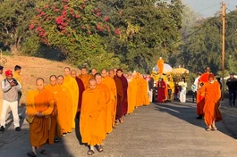 Chư Tăng Việt Nam cùng các pháp lữ nhiễu Phật tại Đại bảo tháp Sanchitháp