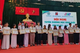 Học sinh nghèo có thành tích xuất sắc trong năm học vừa qua được nhận học bổng trong đợt này