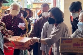 Chùa Thanh Nghiêm (Bình Phước) trao quà đến hộ khó khăn