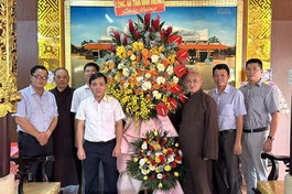 Thượng tá Nguyễn Thành Đồng, Trưởng phòng PA02, Công an tỉnh tặng hoa chúc mừng đến Hòa thượng Thích Huệ Thông