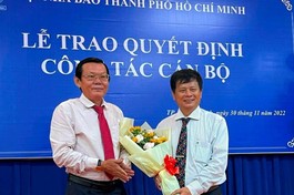 Nhà báo Trần Trọng Dũng (phải) trao hoa chúc mừng đến Nhà báo Nguyễn Tấn Phong, tân Chủ tịch Hội Nhà báo TP.HCM