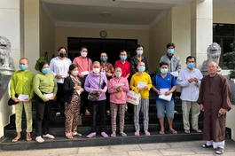 Các bệnh nhân đến Tòa soạn báo Giác Ngộ nhận ủng hộ của bạn đọc gần xa - Ảnh: M.Tuyền