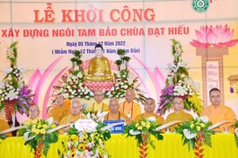 Chư tôn đức chứng minh, tham dự lễ khởi công xây dựng ngôi Tam bảo chùa Đạt Hiếu.