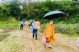 Phân ban Ni giới tỉnh Tây Ninh vận quà đến vùng sâu vùng xa tỉnh Quảng Nam - Ảnh: PBNG