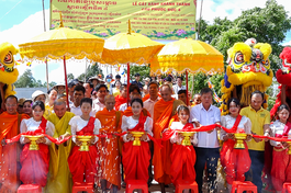 Hòa thượng Đào Như, Phó Chủ tịch Hội đồng Trị sự cùng chư tôn đức, lãnh đạo chính quyền cắt băng khánh thành
