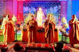 Chư Tăng thực hiện nghi thức niêm hương bạch Phật tại lễ hoa đăng