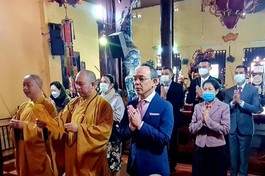 Đoàn Đại sứ quán Thái Lan tại Việt Nam dâng hương Tam bảo tại chính điện chùa Quán Sứ