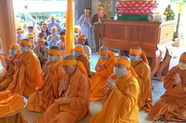 Môn đồ pháp quyến Ni trưởng Thích nữ Kiêm Liên trong lễ phát tang