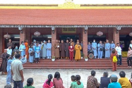 Thượng tọa Thích Đạo Như động viên bà con đến nhận quà dịp cuối năm