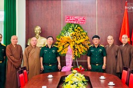 Ban Trị sự GHPGVN quận 10 tặng hoa chúc mừng nhân Kỷ niệm 87 năm ngày thành lập Quân đội Nhân dân VN