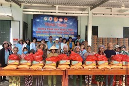 Từ thiện Tâm Đức, chùa Pháp Quang trao quà đến những gia đình khó khăn và người mù