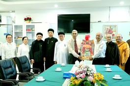 Ông Huỳnh Phú Quý, Phó ban Dân vận Tỉnh ủy tỉnh Bình Dương làm trưởng đoàn chúc mừng Giáng sinh