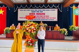 Ông Phạm Quang Hà, Trưởng ban Tôn giáo tỉnh tặng hoa chúc mừng