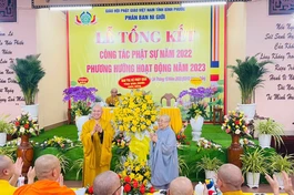  Thượng tọa Thích Đức Thiện tặng hoa chúc mừng hội nghị của Phân ban Ni giới tỉnh tổ chức 