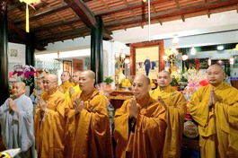 Chư tôn đức Ban Thường trực Ban Trị sự tỉnh dâng nén hương tưởng niệm 