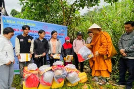 Đại đức Thích Pháp Hạnh trao quà đến bà con nghèo huyện Nam Trà My